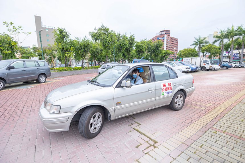 已考照卻不敢上路？三個實用技巧幫你穩定駕駛感